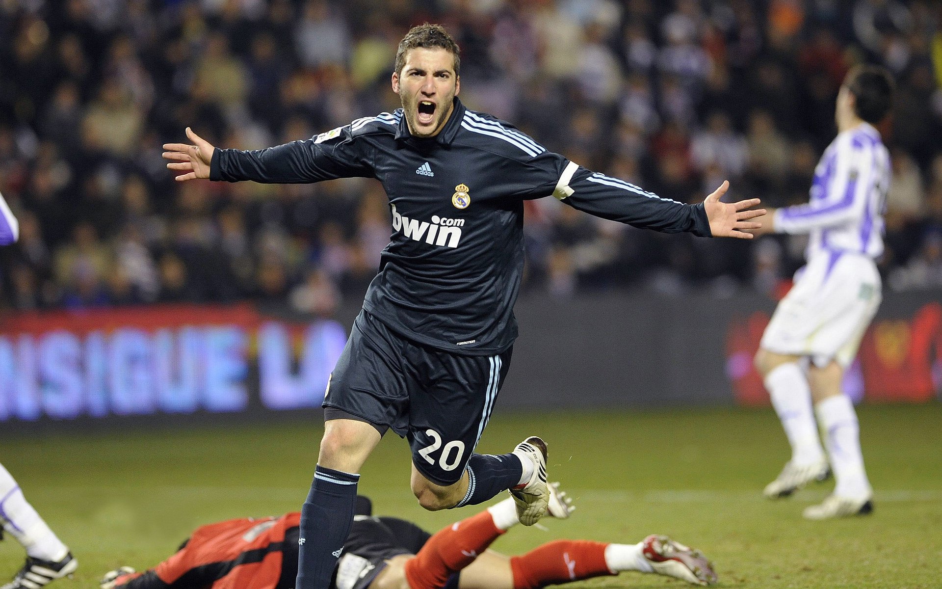 欧冠八强首回合:米兰1比0小胜国米 红黑后腰成为绕不开的防守铁闸